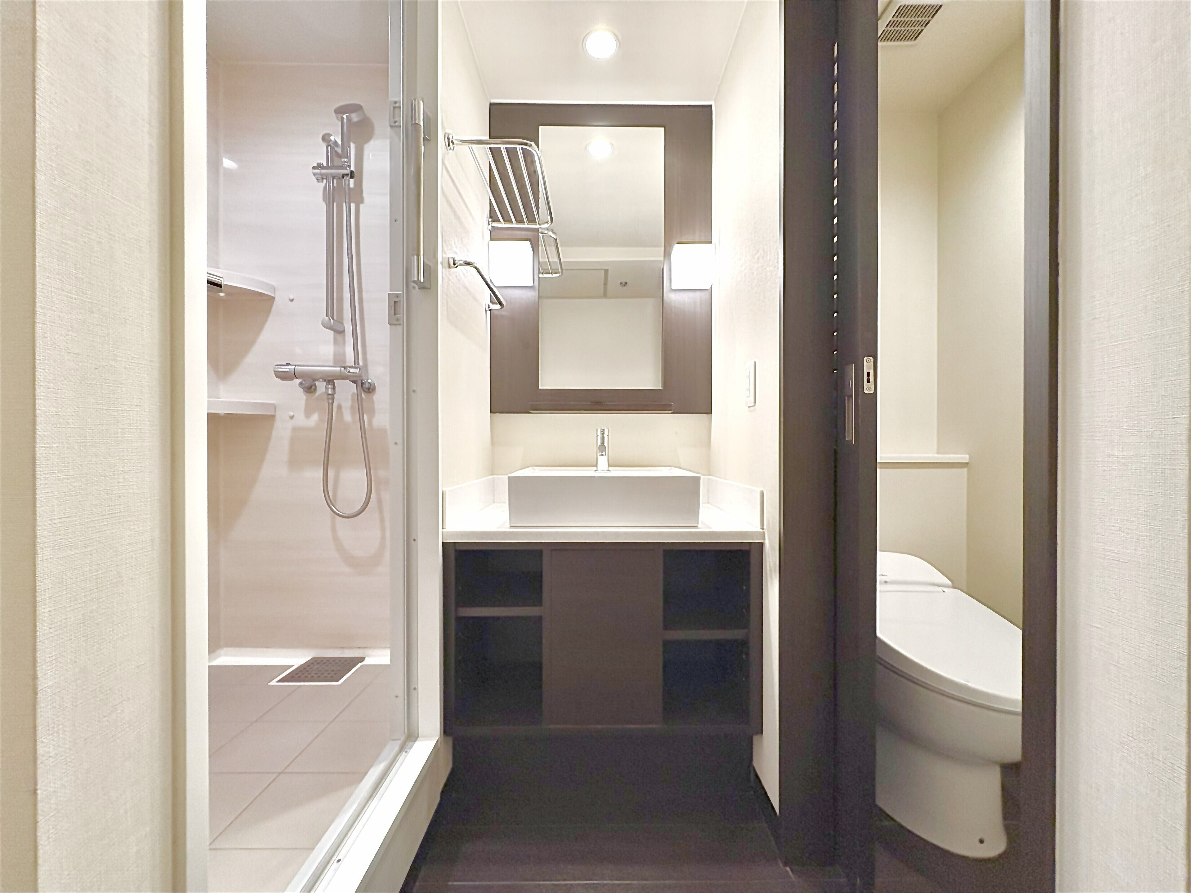 Een bureau, een strijkplank/strijkijzer, gratis wifi