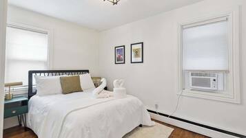 2 habitaciones, escritorio y tabla de planchar con plancha