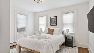 2 Schlafzimmer, Schreibtisch, Bügeleisen/Bügelbrett, Reisekinderbett