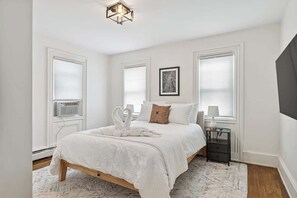 2 habitaciones, escritorio y tabla de planchar con plancha 