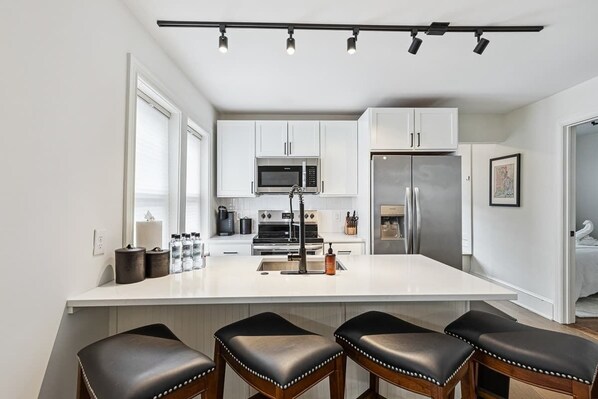 Refrigerador, microondas, horno y parrilla de estufa 