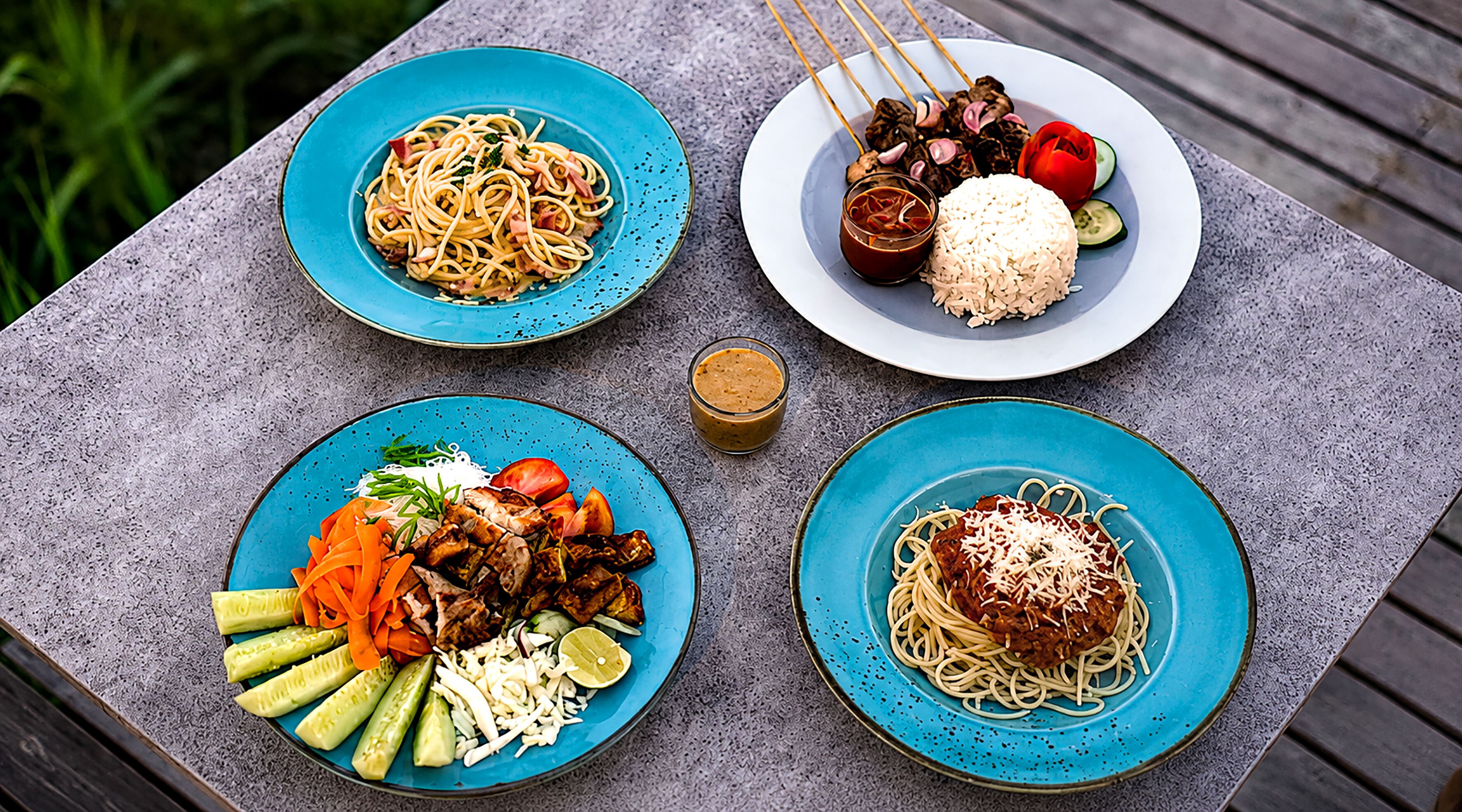 Vier Teller mit Essen auf einem Tisch.