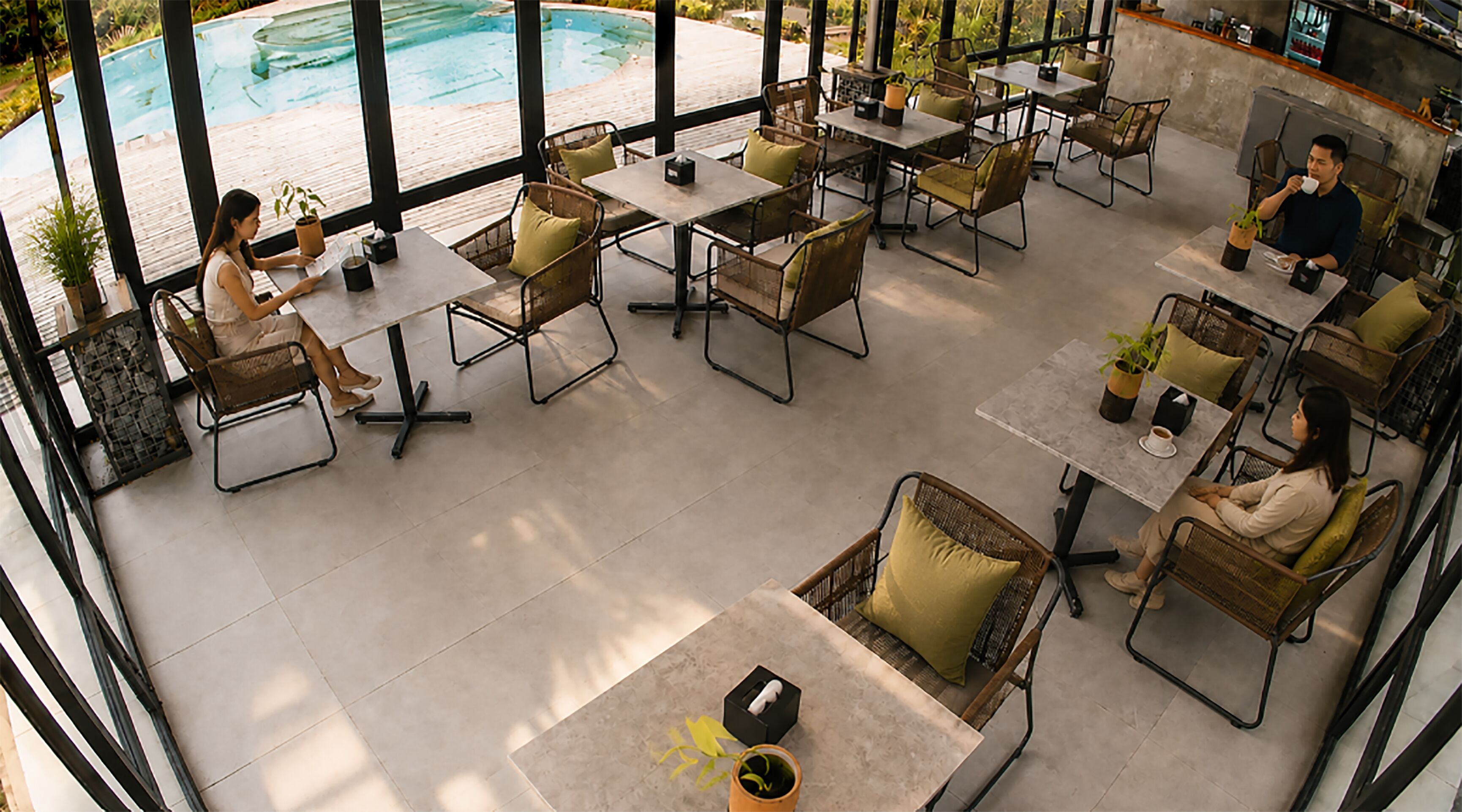 Een terras op het dak met zitplaatsen buiten, een zwembadzicht en een modern architectonisch ontwerp.