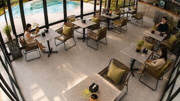 Een terras op het dak met zitplaatsen buiten, een zwembadzicht en een modern architectonisch ontwerp.