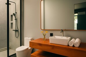 Cabin, Lake View | Bathroom | Shower, free toiletries, hair dryer, towels
