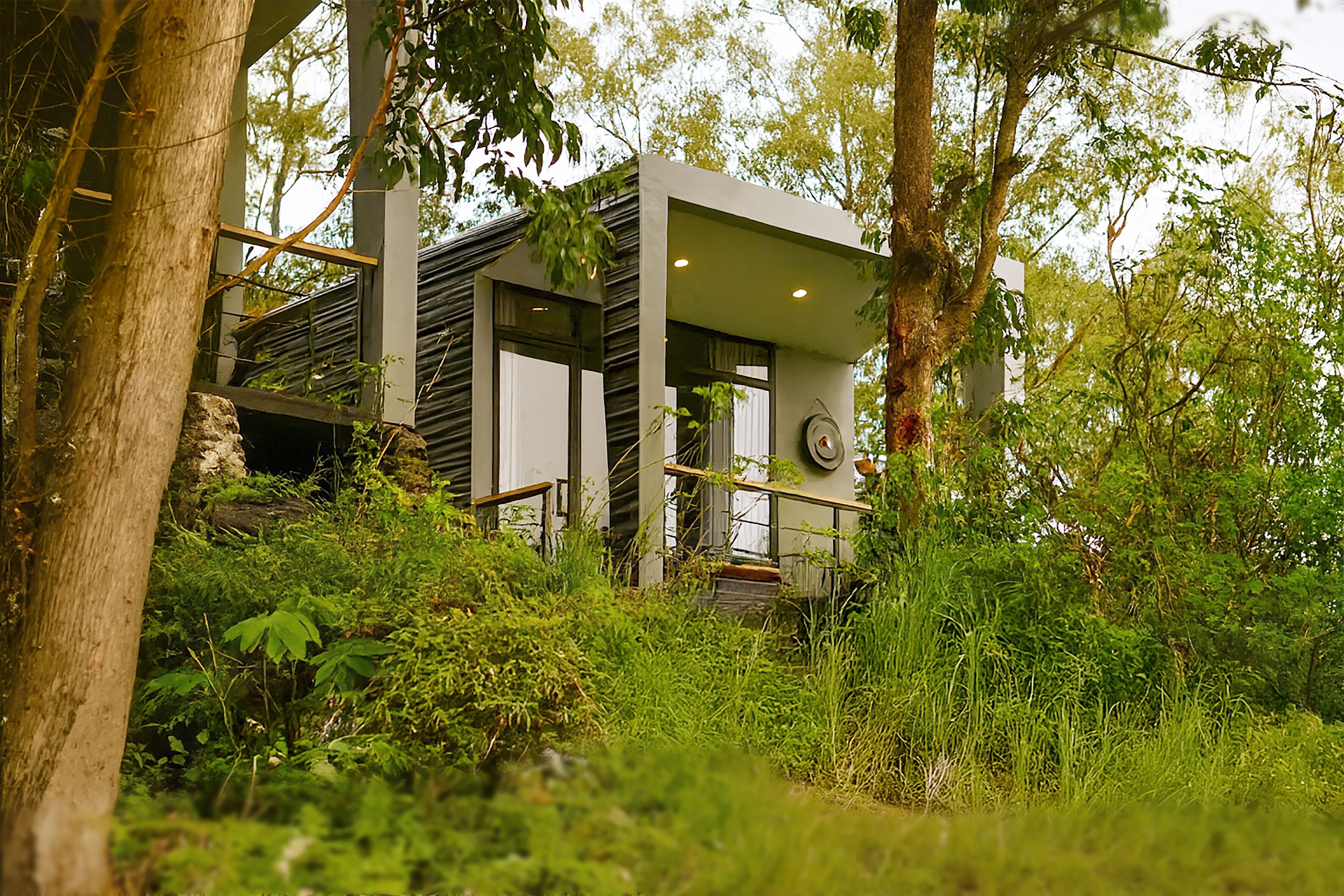 Desk, laptop workspace, iron/ironing board, free WiFi