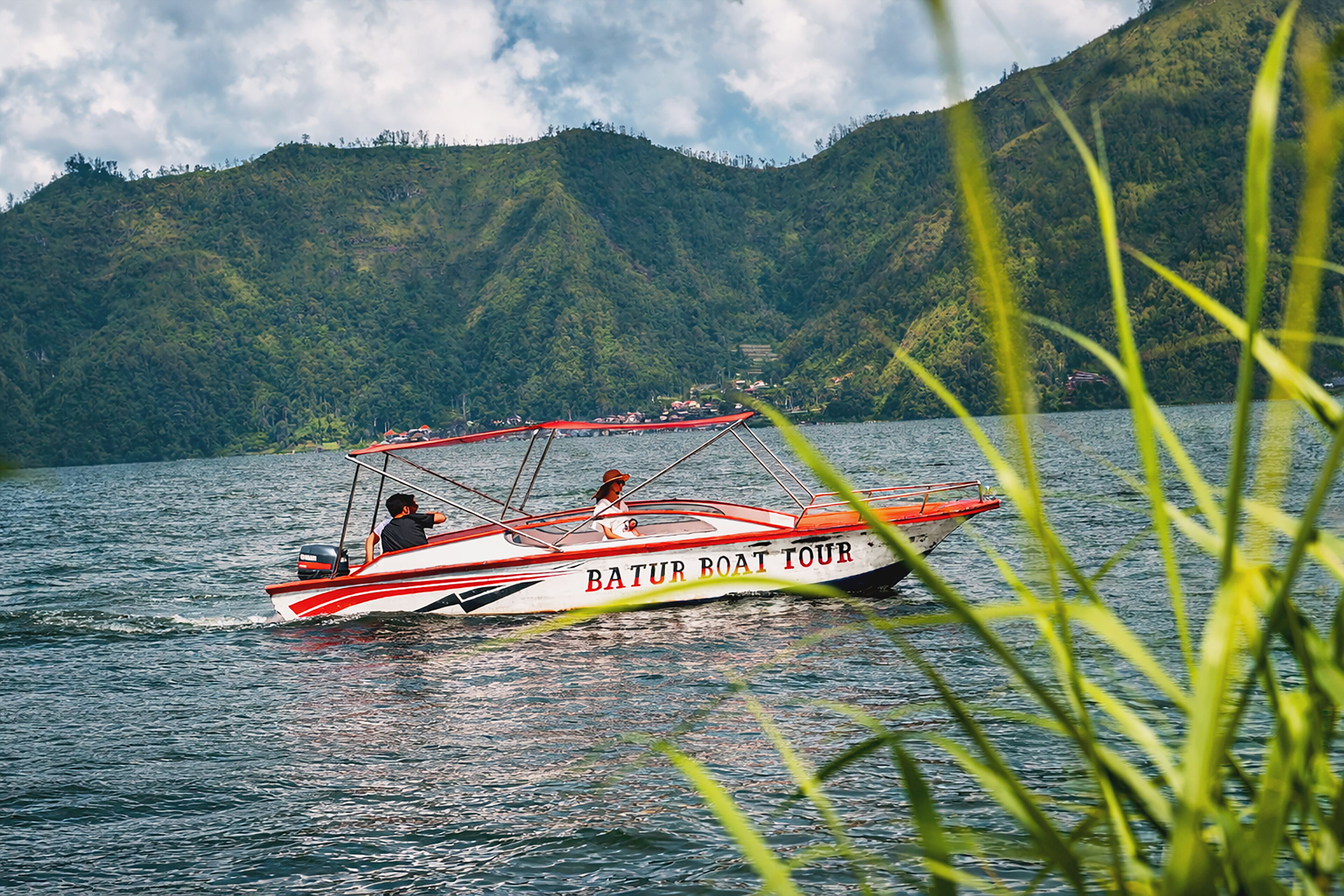 Un barco con la leyenda 'BATUR BOAT TOUR' escrita en su lateral.