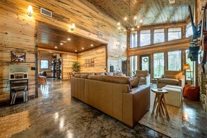 TV connectée, cheminée, jeux vidéo, table de tennis de table