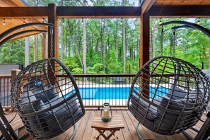 Een buitenzwembad, een verwarmd zwembad