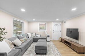 Living area - 5br, 3bath Lakefront Retreat w/dock and grill (Edwards)