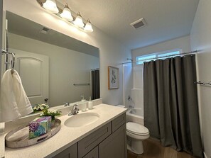 Secadora de cabello, toallas, jabón, papel de baño 