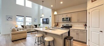 Lehi Retreat:Silicon Slopes/Thanksgiving Pt: Swimming Pool,Fully Stocked Kitchen