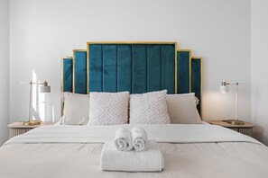 8 slaapkamers, een strijkplank/strijkijzer, wifi, beddengoed