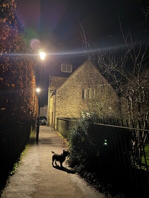 Exterior - Cosy Cottage Over Malmesbury Abbey (Malmesbury)