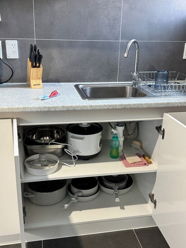 Leivänpaahdin, keittoastiat/astiat/ruokailuvälineet