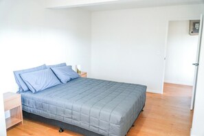 2 bedrooms, internet, bed sheets