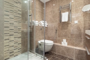 Douche, séchoir à cheveux, bidet, serviettes fournies