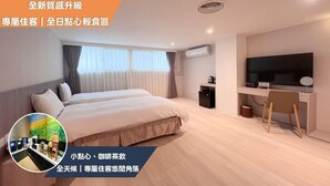 A modern hotel room with a large bed, a desk with a computer, and a TV. - Chang Hong Fashion Hotel - Taichung Wenxin Branch (Taichung)