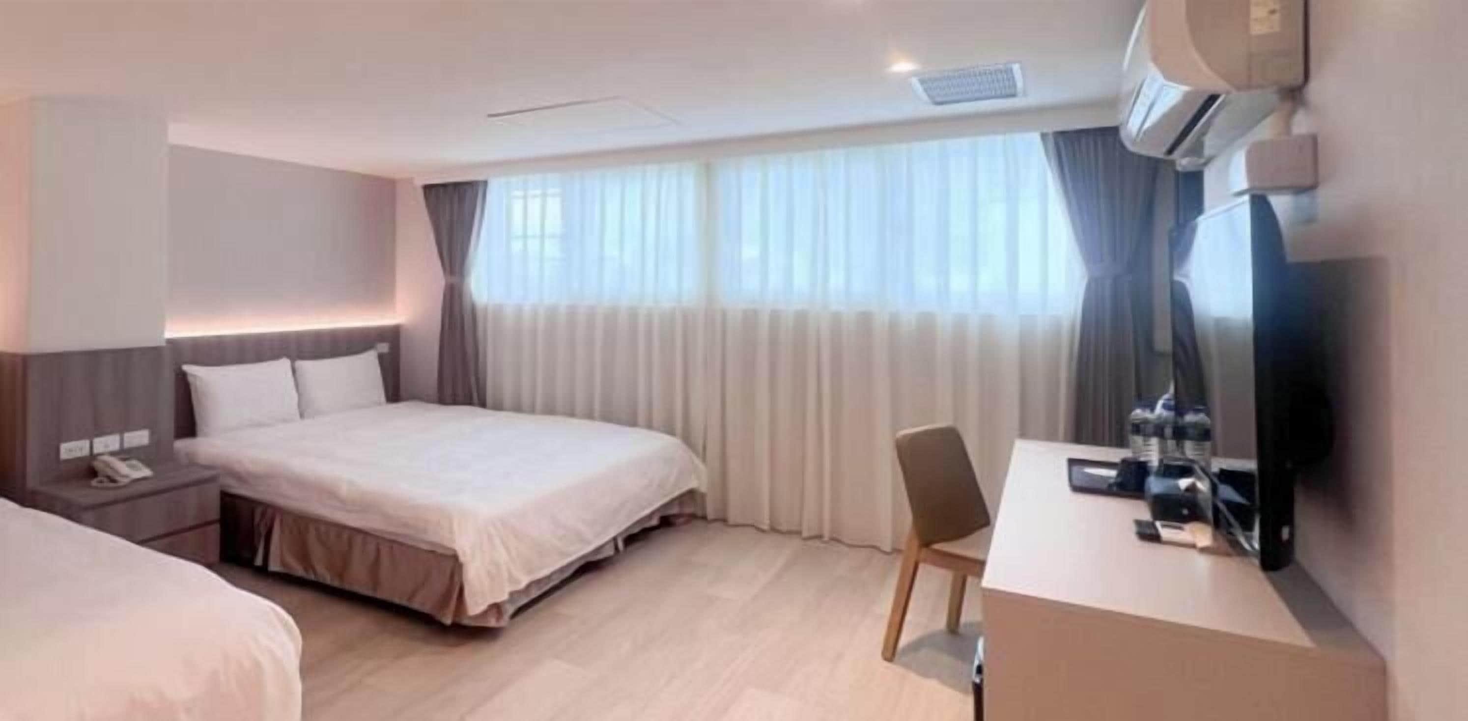 Deluxe-Dreibettzimmer | Schreibtisch, Verdunkelungsvorhänge, kostenloses WLAN