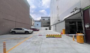 Escritorio, cortinas opacas, wifi gratis