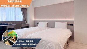 A hotel room with two beds, a desk, and a window with curtains. - Chang Hong Fashion Hotel - Taichung Wenxin Branch (Taichung)