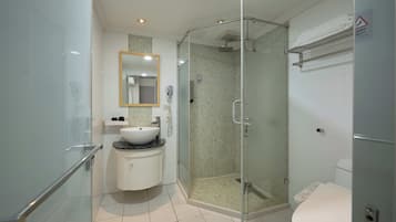 Secador de pelo, pantuflas, toallas, shampoo