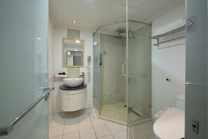 Sèche-cheveux, chaussons, serviettes fournies, shampoing