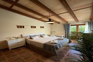 3 bedrooms, iron/ironing board, internet, bed sheets