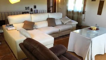 Televisie, een open haard en een dvd-speler