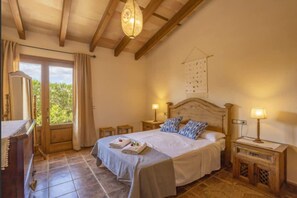 3 bedrooms, desk, iron/ironing board, travel crib