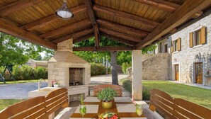Outdoor dining - Villa The Mulberry Stonehouse (Istria - Tomišići) (Tomišići)