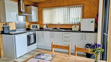 Réfrigérateur, four, plaque de cuisson, grille-pain