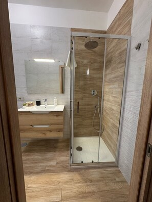 Shower, hair dryer, bidet, towels - Apartment Naples- Dele Home Porto (Napoli)