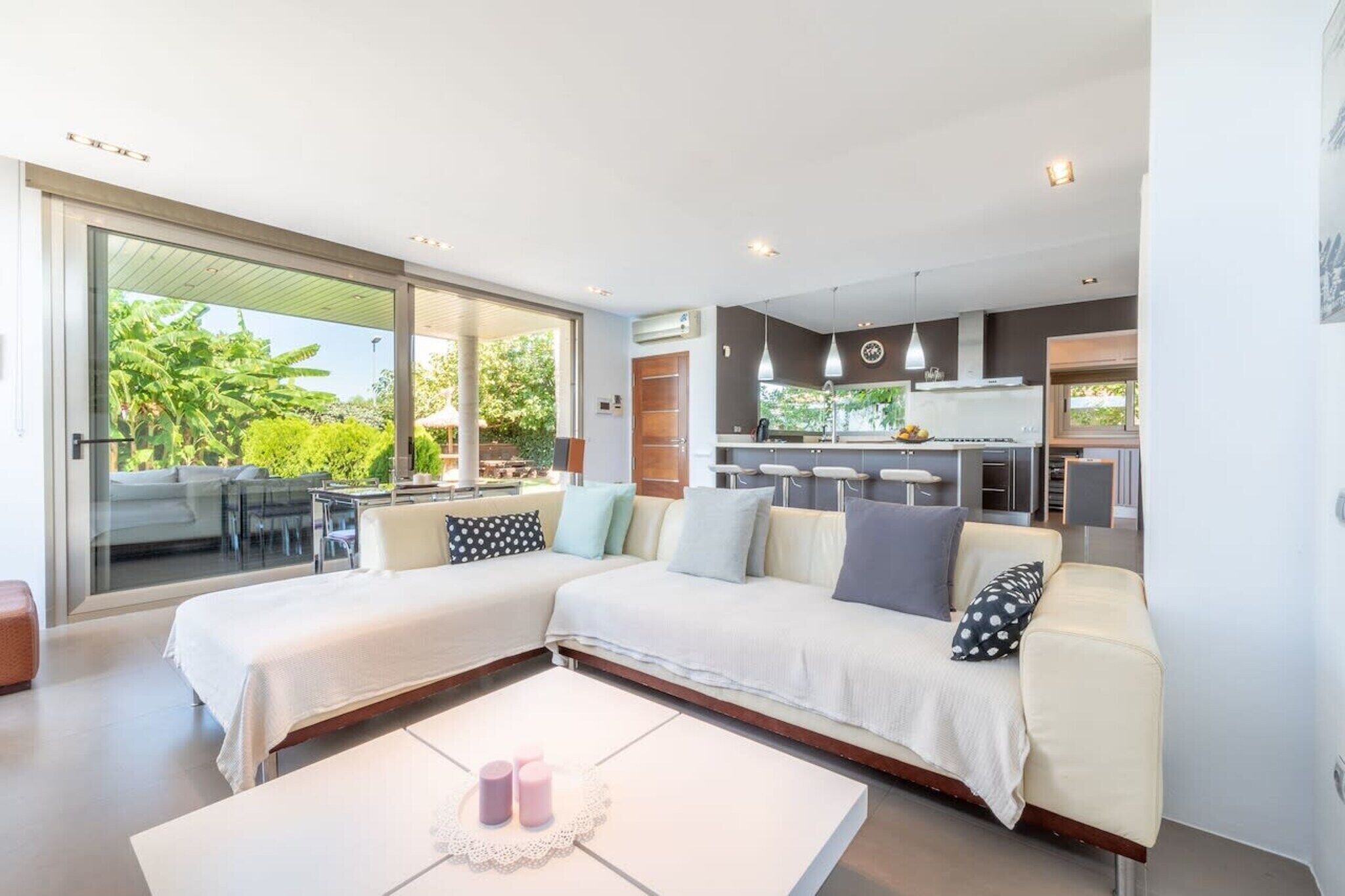 Smart TV, DVD player, table tennis, offices