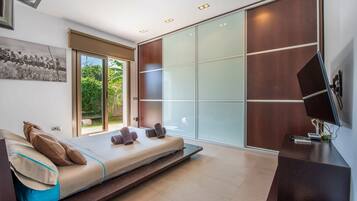 2 bedrooms, desk, iron/ironing board, travel crib