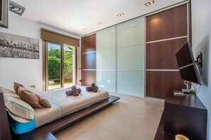 2 bedrooms, desk, iron/ironing board, travel crib