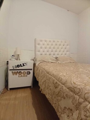 Minibar, escritorio, espacio para trabajar con laptop y wifi gratis 