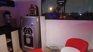 Frigobar, microondas, lavavajillas y utensilios de cocina