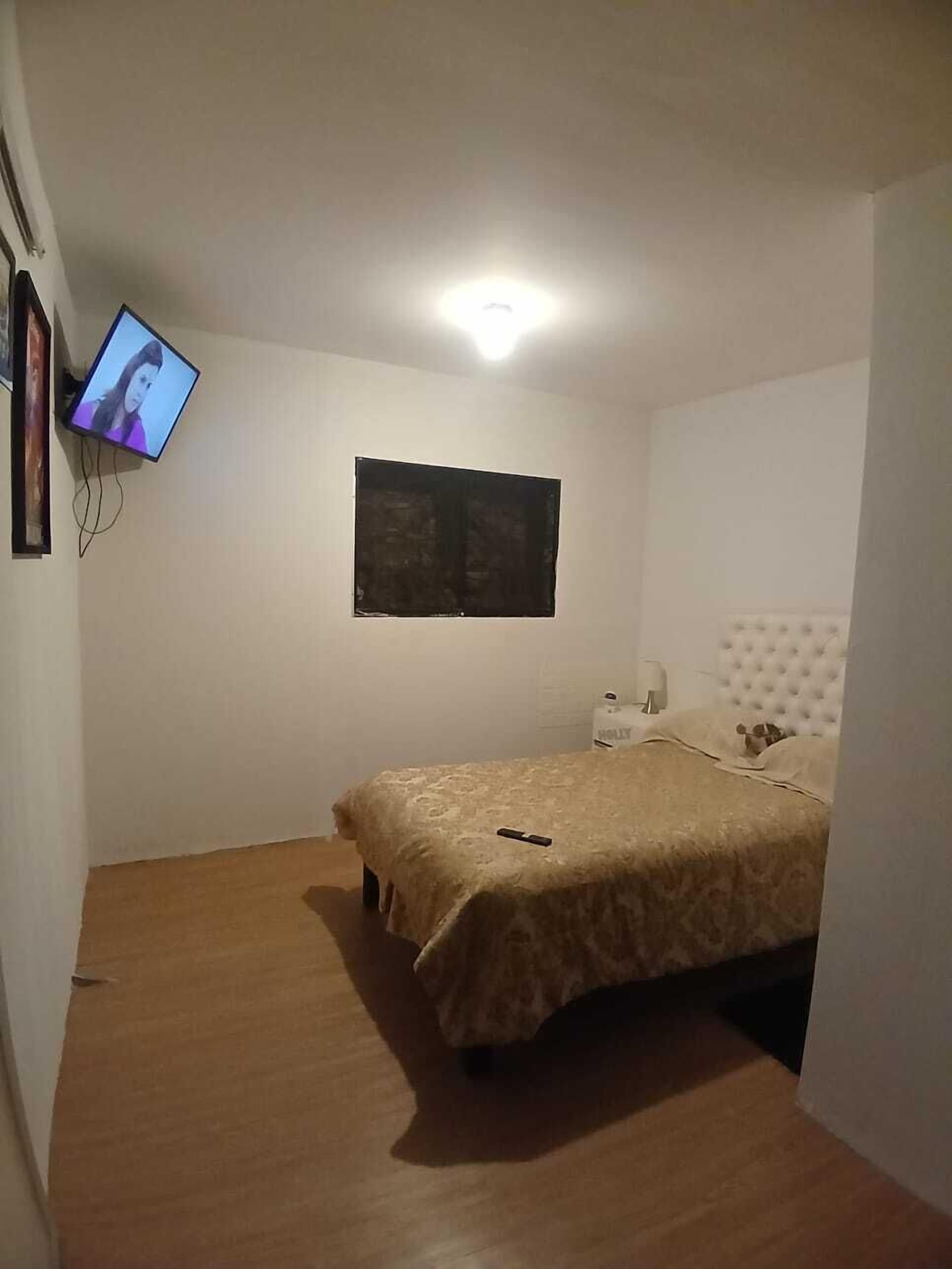 Minibar, desk, laptop workspace, free WiFi