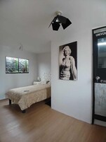 Minibar, escritorio, espacio para trabajar con laptop y wifi gratis 
