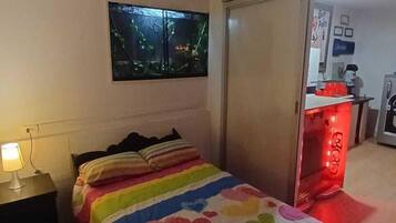 Minibar, escritorio, espacio para trabajar con laptop y wifi gratis