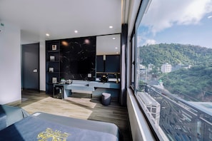 Superior Triple Room, Mountain View | Ruang kerja komputer riba, kalis bunyi 