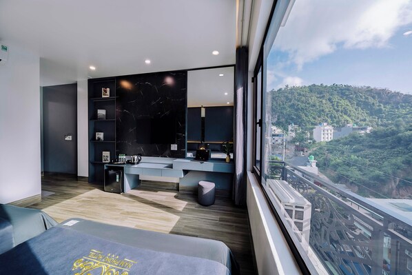 Superior driepersoonskamer, uitzicht op bergen | Een laptopwerkplek