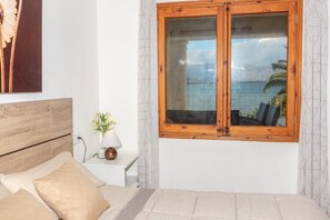 3 bedrooms, iron/ironing board, internet, bed sheets