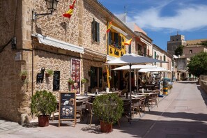 تناول الطعام بالخارج