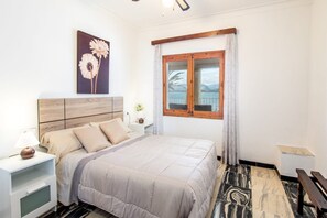 3 bedrooms, desk, iron/ironing board, travel crib