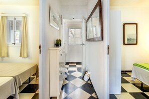 2 Schlafzimmer, Schreibtisch, Bügeleisen/Bügelbrett, Reisekinderbett