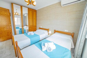 2 bedrooms, desk, iron/ironing board, travel cot - Beachfront house in Alcudia (Alcúdia)