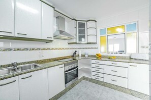 ثلاجة، ميكروويف، فرن، موقد طهي مسطح