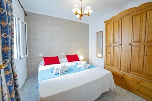 2 عدّة غرف نوم ومكواة/لوح كي وخدمة الإنترنت وملاءات أسرّة